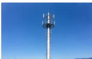 Telecommunication monopole supporting antennas